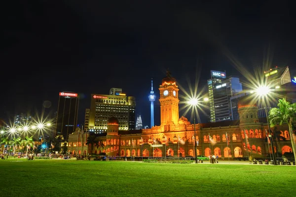 Edificio Sultan Abdul Samad con torre Kuala Lumpur y Petronas — Foto de Stock