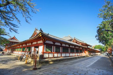 Nara parkındaki Todaiji Tapınağı 'nın dışında..