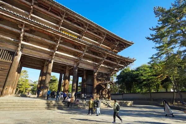 Η μεγάλη ξύλινη πύλη του ναού Todaiji. — Φωτογραφία Αρχείου