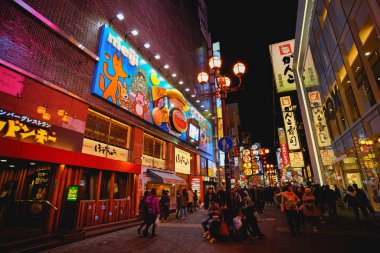 Namba-Shinsaibashi-Dotonbori alışveriş caddesi, Osaka, Japonya.