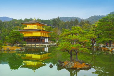 Kinkakuji tapınağındaki ünlü Altın Köşk..