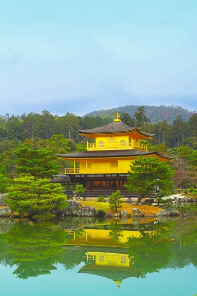 Den berömda gyllene paviljongen i Kinkakuji-templet. — Stockfoto