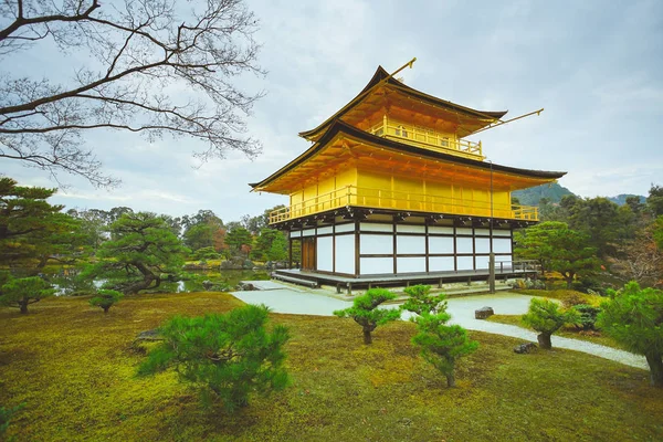 Den berömda gyllene paviljongen i Kinkakuji-templet. — Stockfoto