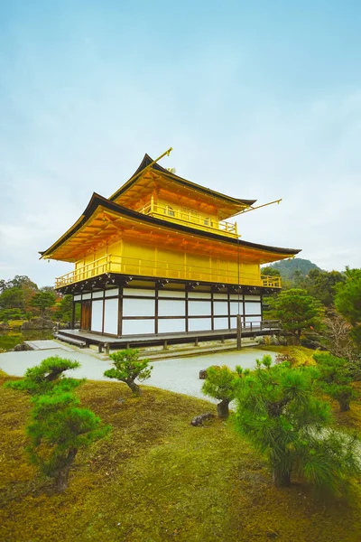 Het beroemde Gouden Paviljoen in Kinkakuji tempel. — Stockfoto