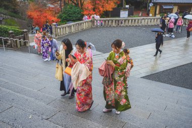 Kiyomizu-dera Tapınağında Kimono giyimli Asyalı kadınlar