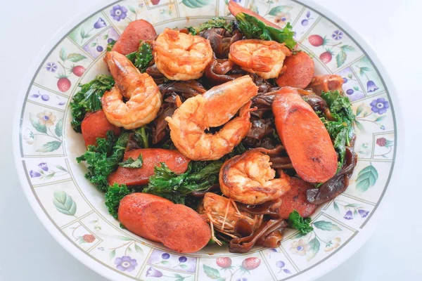 Revuelva los fideos fritos con salsa de soja negra . —  Fotos de Stock