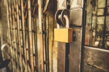 Mağazanın dışında kilitli asma kilit, güvenlik kavramı.