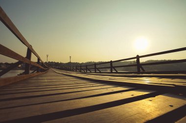 Mon Köprüsü veya Sangkhla Buri 'deki Uttamanusorn Köprüsü, Kanchanaburi Eyaleti, Tayland. Bu, Mandalay 'ın Myanmar' daki U Bein Köprüsü 'nden sonra dünyanın en uzun ikinci tahta köprüsü..