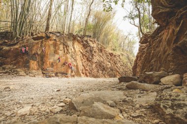 Kanchanaburi, Tayland 'daki Hellfire Geçidi Anıtı' nı ziyaret etmiş..