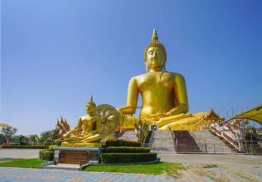 Ang Thong, Tayland - 17 Kasım 2019: Dünyanın en büyük Buda heykeli Wat Muang, Ang Thong, Tayland.
