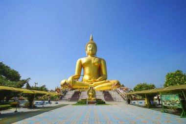 Ang Thong, Tayland - 17 Kasım 2019: Dünyanın en büyük Buda heykeli Wat Muang, Ang Thong, Tayland.