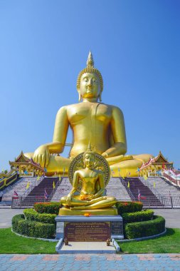 Ang Thong, Tayland - 17 Kasım 2019: Dünyanın en büyük Buda heykeli Wat Muang, Ang Thong, Tayland.