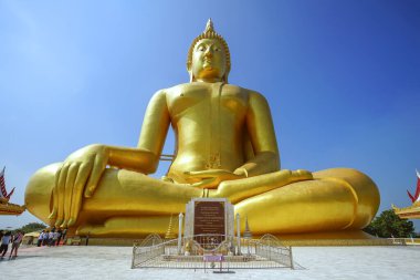 Ang Thong, Tayland - 17 Kasım 2019: Dünyanın en büyük Buda heykeli Wat Muang, Ang Thong, Tayland.