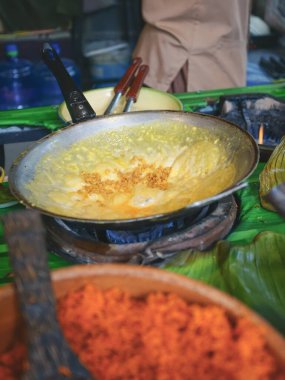 Tayland aperatifi Bang Rachan Old Market, Sing Buri, Tayland 'da çıtır yumurtalı krep. Tay dilinde Kanom Bueng Yuan.