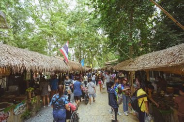 Sing Buri, Tayland - 17 Kasım 2019: Ünlü seyahat sapmaları Bang Rachan Eski Market, Sing Buri Eyaleti, Tayland.