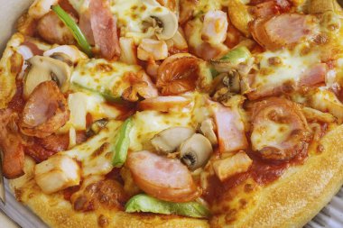 Kapalı çekim Supreme Deluxe Pizza, fast food konsepti.