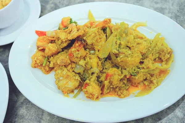 Κλειστό Πλάνο Ανακατέψτε Fried Crab Και Γαρίδες Curry Powder — Φωτογραφία Αρχείου