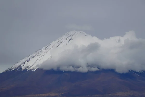 智利阿塔卡马沙漠的Licancabur火山被白云覆盖的景观 — 图库照片