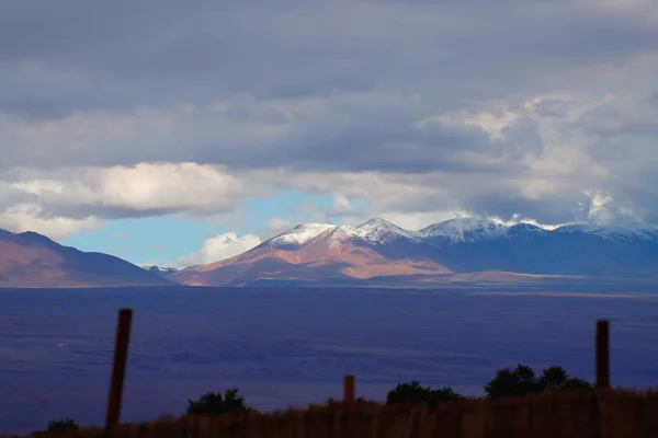 Widok Andyjskie Wulkany Pokryte Chmurami Śniegiem Pustynia Atacama Chile — Zdjęcie stockowe