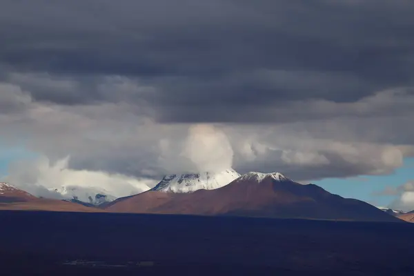 Widok Andyjskie Wulkany Pokryte Chmurami Śniegiem Pustynia Atacama Chile — Zdjęcie stockowe