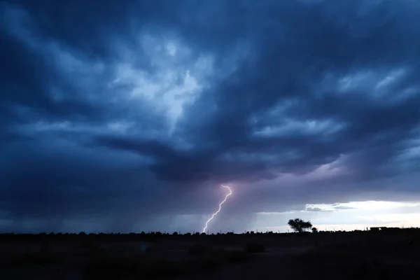 アタカマ砂漠の乾燥した風景 チリの日没の光の中で激しい雷雨の間の雷 — ストック写真