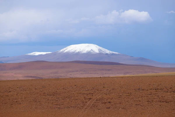 Bolivya Dağlarının Manzarası Dağları Nın Karla Kaplı Volkanlarının Zirveleriyle Bolivya — Stok fotoğraf