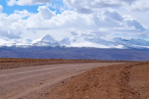 Droga Krajobrazie Boliwijskich Wyżyn Pustynny Krajobraz Andyjskiego Płaskowyżu Boliwii Szczytami — Zdjęcie stockowe