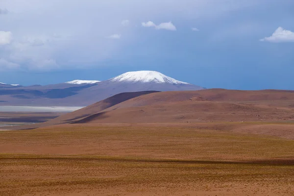 Bolivya Dağlarının Manzarası Dağları Nın Karla Kaplı Volkanlarının Zirveleriyle Bolivya — Stok fotoğraf