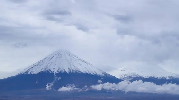 Vista Del Volcán Licancabur Cubierto Nubes Desierto Atacama Chile —  Fotos de Stock