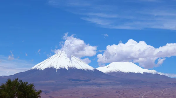 Vista Vulcão Licancabur Coberto Por Nuvens Neve Deserto Atacama Chile — Fotografia de Stock