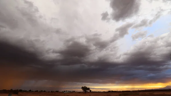 アタカマ砂漠 チリの乾燥した風景の中に夕日の光の距離で強い嵐 — ストック写真