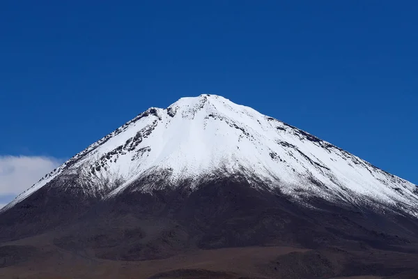 Volcán Licancabur Cubierto Nieve Bolivia Paisaje Del Desierto Las Tierras —  Fotos de Stock