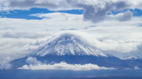 Vista Del Volcán Licancabur Cubierto Nubes Nieve Desierto Atacama Chile —  Fotos de Stock