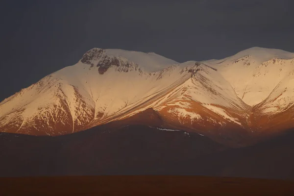 Puesta Sol Sobre Los Volcanes Nevados Paisajes Desérticos Las Tierras — Foto de Stock