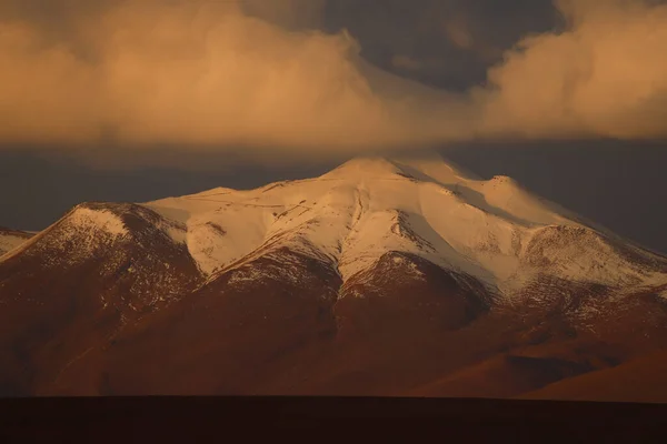 Tramonto Sui Vulcani Innevati Paesaggi Desertici Negli Altopiani Della Bolivia — Foto Stock