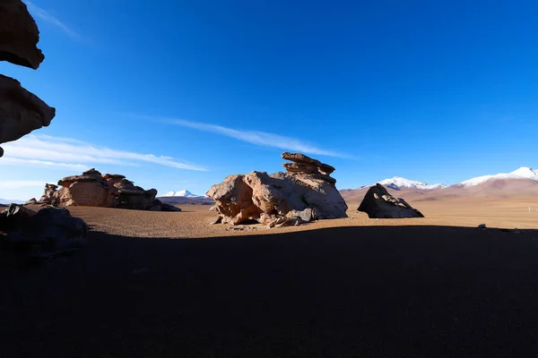 Formacje Skalne Pustyni Siloli Ośnieżone Wulkany Pustynne Krajobrazy Wyżynach Boliwii — Zdjęcie stockowe