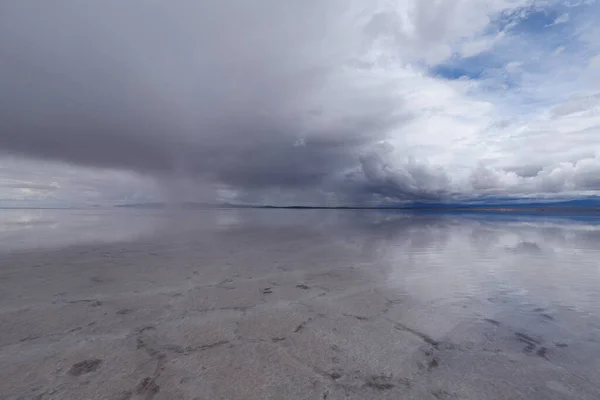 Salar Uyuni Zaplavil Déšť Bolívie Mračna Odrážela Vodě Salar Uyuni — Stock fotografie