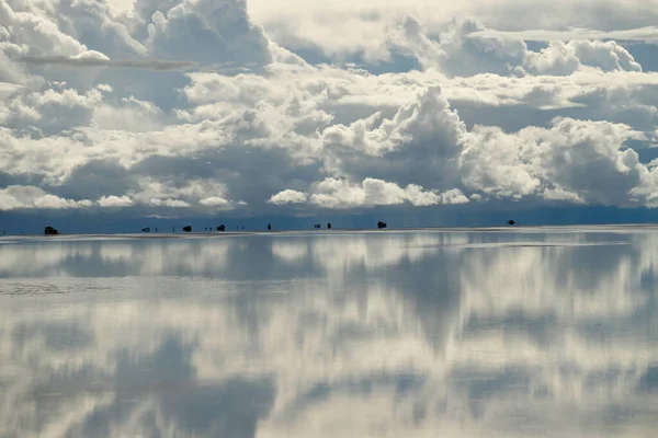 Mirages Het Water Salar Uyuni Overstroomde Regen Bolivia Wolken Weerspiegeld — Stockfoto