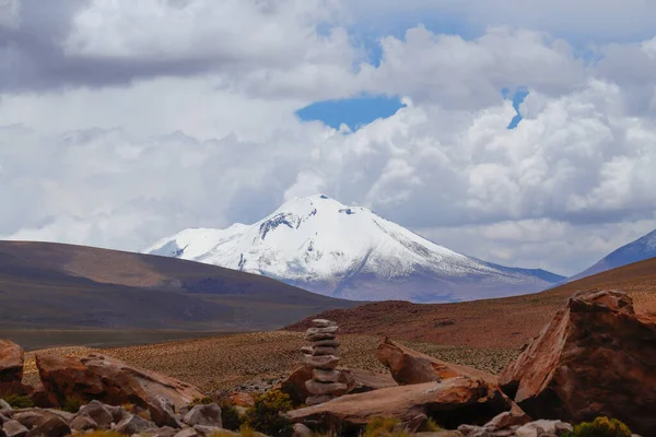 Ośnieżone Wulkany Pustynne Krajobrazy Wokół Laguna Turquiri Boliwii Krajobrazy Andyjskie — Zdjęcie stockowe