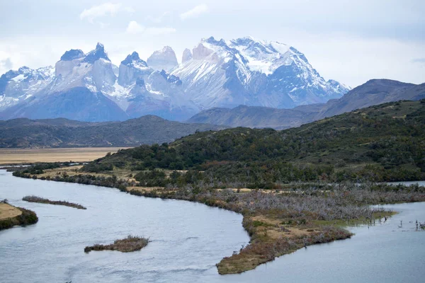 Rio Serrano Vlaktes Onder Bergen Van Torres Del Paine Nationaal — Stockfoto