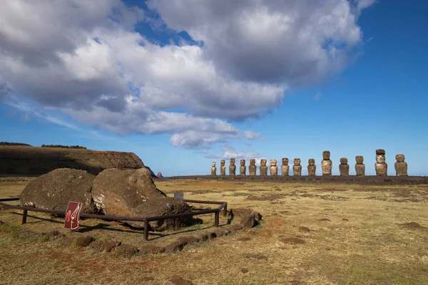 Moai Derribado Cerca Plataforma Piedra Moais Ahu Tongariki Costa Sur —  Fotos de Stock