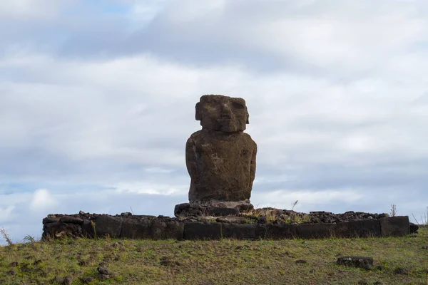 Anakena Nın Beyaz Kumlu Plajının Önündeki Ahu Ature Moai Paskalya — Stok fotoğraf