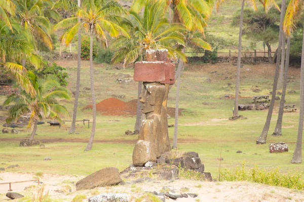 Moai Van Ahu Nao Nao Tegenover Het Witte Zandstrand Van — Stockfoto