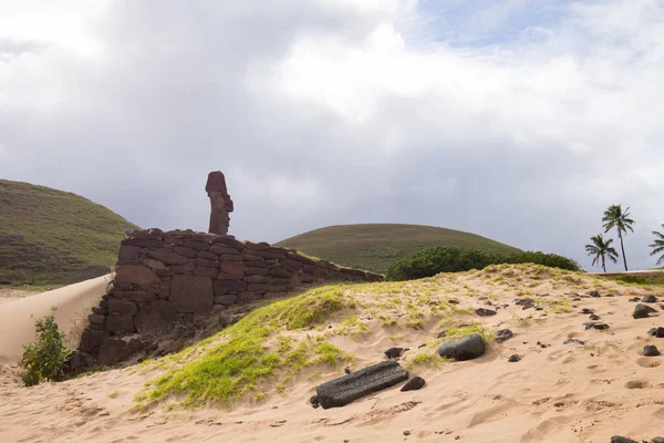 Moai Ahu Nao Nao Front White Sandy Beach Anakena Easter — Stock Photo, Image