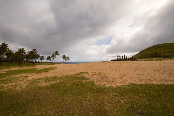 Moai Ahu Nao Nao Devant Plage Sable Blanc Anakena Île — Photo