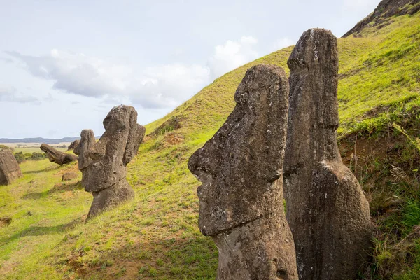 Moais Στις Εξωτερικές Πλαγιές Του Ηφαιστείου Rano Raraku Rano Raraku — Φωτογραφία Αρχείου