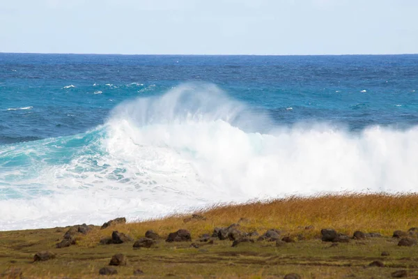 Fale Oceanu Gwałtownie Biją Wzdłuż Wybrzeży Wyspy Wielkanocnej Chile — Zdjęcie stockowe