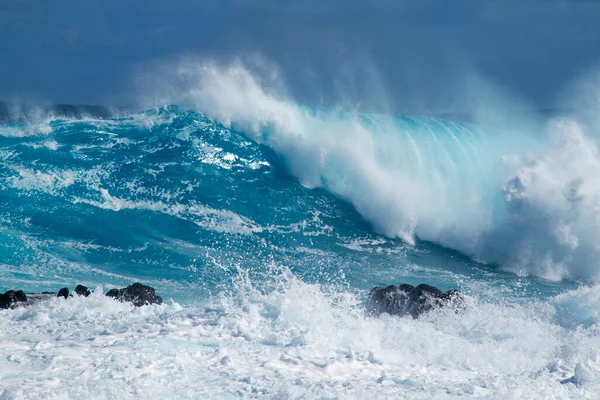 Fale Oceanu Gwałtownie Biją Wzdłuż Wybrzeży Wyspy Wielkanocnej Chile — Zdjęcie stockowe
