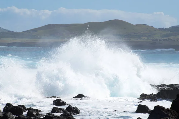 Волны Океана Жестоко Бились Вдоль Побережья Острова Пасхи Чили — стоковое фото
