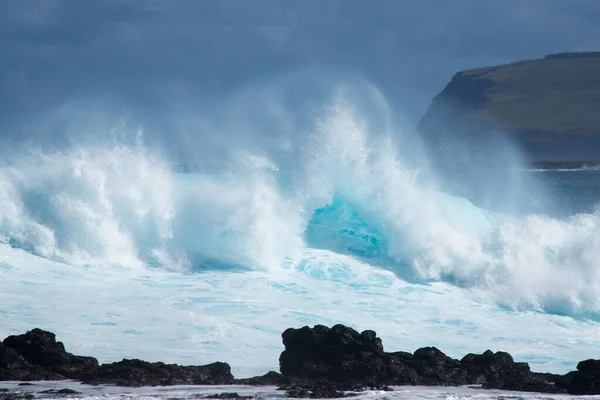 Волны Океана Жестоко Бились Вдоль Побережья Острова Пасхи Чили — стоковое фото